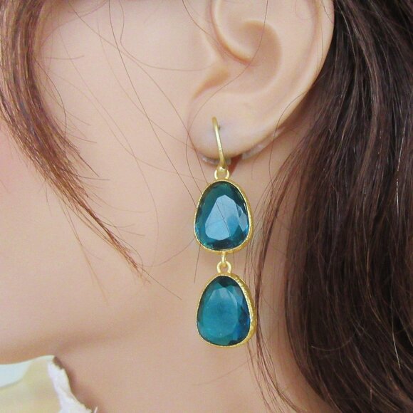 Deep turquoise rhinestone dangling pierced earrings in  goldtone frames - WOW!!! - Picture 1 of 5